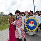 Barwny korowód uczniów i absolwentów przeszedł z kościoła do placówki.