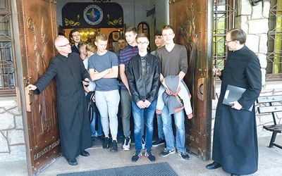 ◄	Do seminaryjnego gmachu zapraszają ks. Jarosław Wojtkun (z lewej) i ks. Paweł Gogacz.