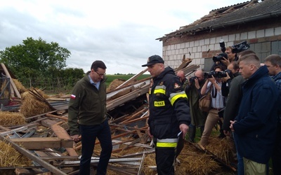 Trąba powietrzna przeszła nad gminami Wojciechów i Konopnica, blisko Lublina. Na miejscu premier Morawiecki