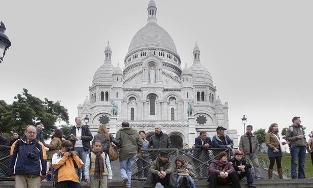 Francja: coraz więcej profanacji, kościoły pozostaną otwarte