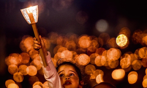 Prawie 250 tysięcy osób z 40 państw modliło się 13 maja w Fatimie w 102. rocznicę objawień.
13.05.2019 Fatima, Portugalia