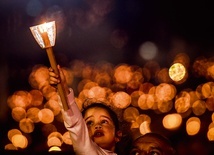Prawie 250 tysięcy osób z 40 państw modliło się 13 maja w Fatimie w 102. rocznicę objawień.
13.05.2019 Fatima, Portugalia