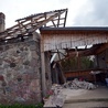 Zerwany dach na budynku gospodarczym i zdewastowana altanka w jednym z gospodarstw w Jarosławicach.