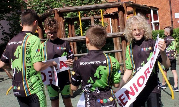 Wyprawa rowerowa z Gliwic: młodzi jadą dla seniorów 