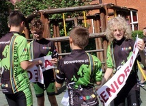Wyprawa rowerowa z Gliwic: młodzi jadą dla seniorów 