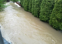 Alarm powodziowy. Wojewoda śląski: sytuacja na Podbeskidziu powinna się poprawiać