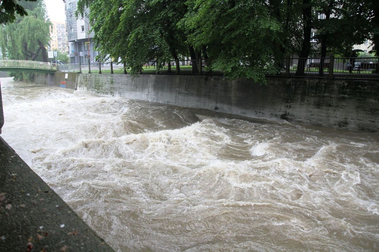 Alarm przeciwpowodziowy: Białka w centrum Bielska-Białej - 23 maja 2019 r.