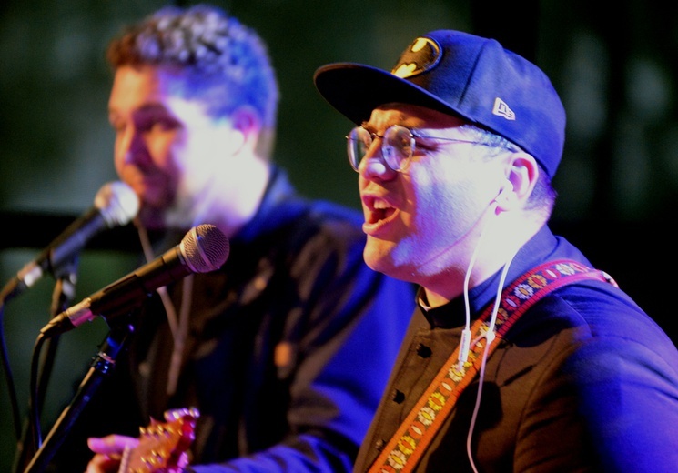 Koncerty zespołu księży Jak Najbardziej są nie tyle występami, co przede wszystkim ewangelizacją i uwielbieniem Pana Boga.