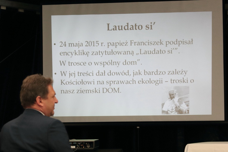 Lubań. Konferencja dla księży na wysypisku