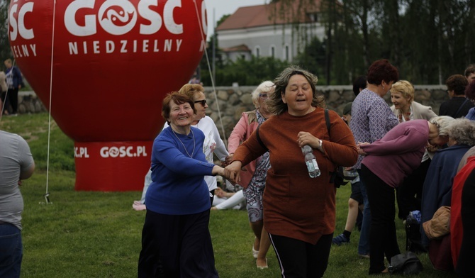 Podczas pikniku nie zabrakło tańca, zabawy i wspólnych rozmów.