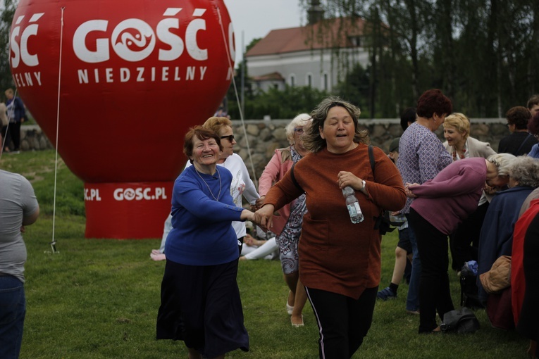 Podczas pikniku nie zabrakło tańca, zabawy i wspólnych rozmów.