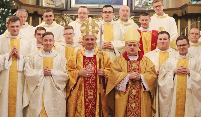 Neoprezbiterzy z bp. Romanem Pindlem, bp. Piotrem Gregerem, przełożonymi seminarium i księżmi proboszczami na wspólny zdjęciu w katedrze.