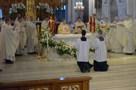 Koncelebra z ordynariuszem. Moment przeistoczenia.