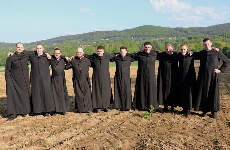 Siewcy Słowa - specjalna sesja zdjęciowa neoprezbiterów wrocławskich