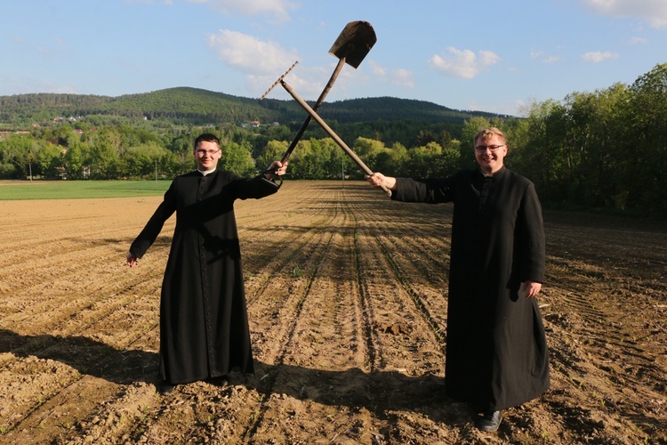 Siewcy Słowa - specjalna sesja zdjęciowa neoprezbiterów wrocławskich