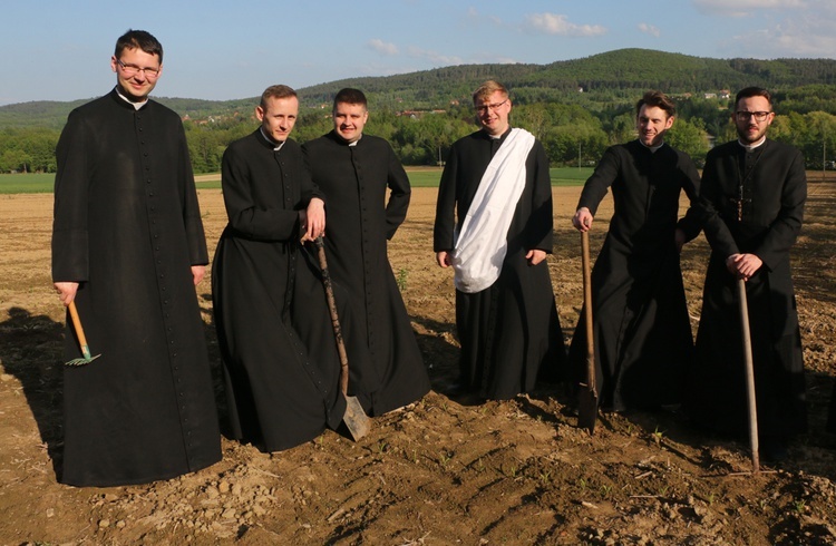 Siewcy Słowa - specjalna sesja zdjęciowa neoprezbiterów wrocławskich