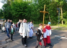 Tysiące mężczyzn zbliżają się do Piekar Śląskich