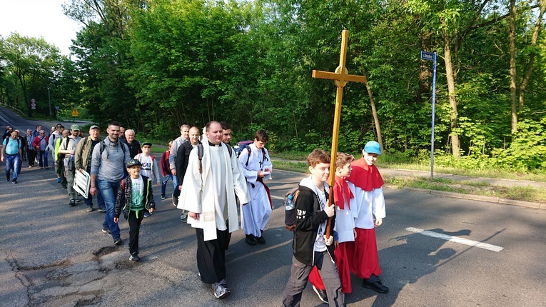 Tysiące mężczyzn zbliżają się do Piekar Śląskich