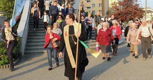 Pielgrzymów prowadzi ks. Mirosław Prasek COr.