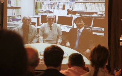 Prof. Czesław Kajdas (na slajdzie w środku) wdziedzinie tribologii był uznanym autorytetem naukowym na arenie międzynarodowej.