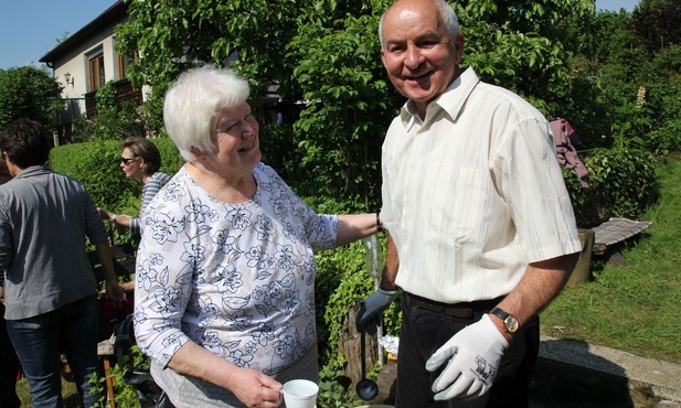Anna i Benedykt Samolowie od lat goszczą wolontariuszy Hospicjum św. Kamila (którymi są także oni sami) w swoim ogrodzie i przy kapliczce Matki Bożej Ratującej.