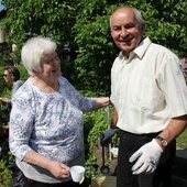 Anna i Benedykt Samolowie od lat goszczą wolontariuszy Hospicjum św. Kamila (którymi są także oni sami) w swoim ogrodzie i przy kapliczce Matki Bożej Ratującej.