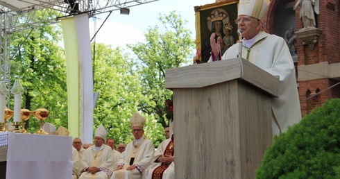 Abp Jędraszewski w Piekarach: Miłość do Matki-Kościoła i prawda o Jej dzieciach