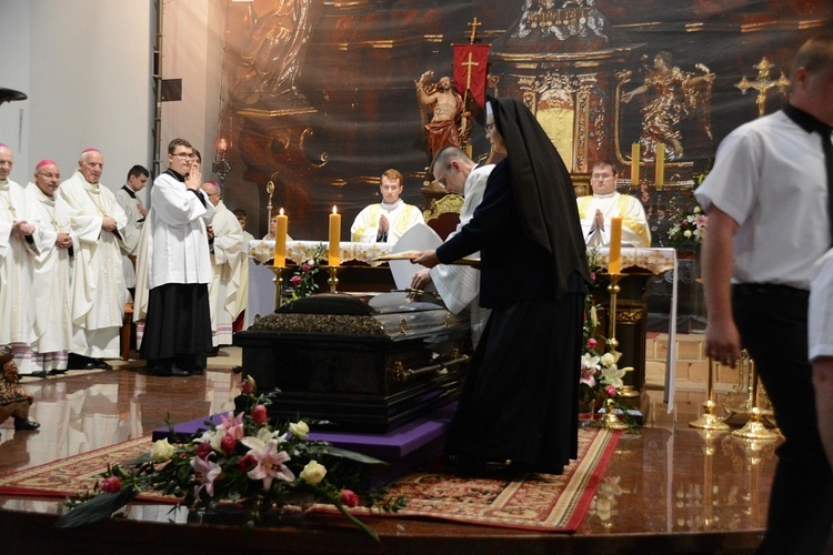 Opole. Przeniesienie do katedry ciała śp. biskupa Jana Bagińskiego