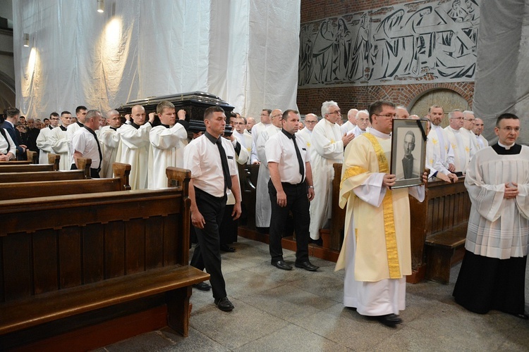 Opole. Przeniesienie do katedry ciała śp. biskupa Jana Bagińskiego