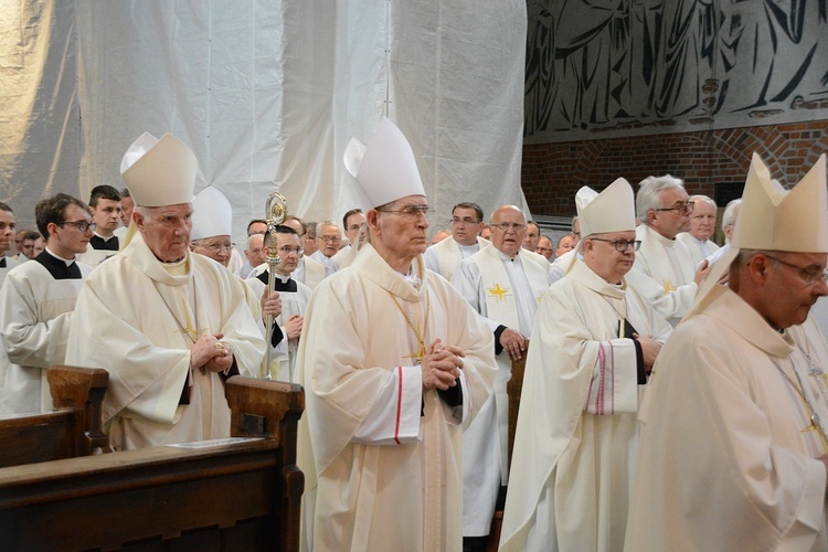 Opole. Przeniesienie do katedry ciała śp. biskupa Jana Bagińskiego