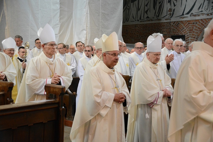 Opole. Przeniesienie do katedry ciała śp. biskupa Jana Bagińskiego