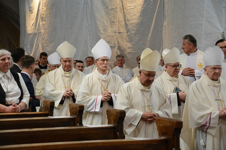 Opole. Przeniesienie do katedry ciała śp. biskupa Jana Bagińskiego