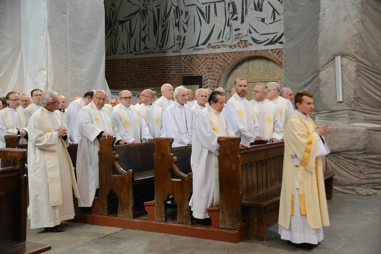 Opole. Przeniesienie do katedry ciała śp. biskupa Jana Bagińskiego