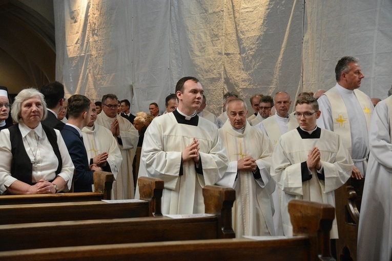 Opole. Przeniesienie do katedry ciała śp. biskupa Jana Bagińskiego