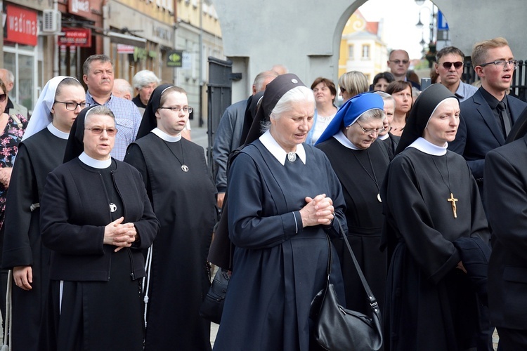 Opole. Przeniesienie do katedry ciała śp. biskupa Jana Bagińskiego