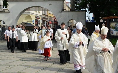 Opole. Przeniesienie do katedry ciała śp. biskupa Jana Bagińskiego