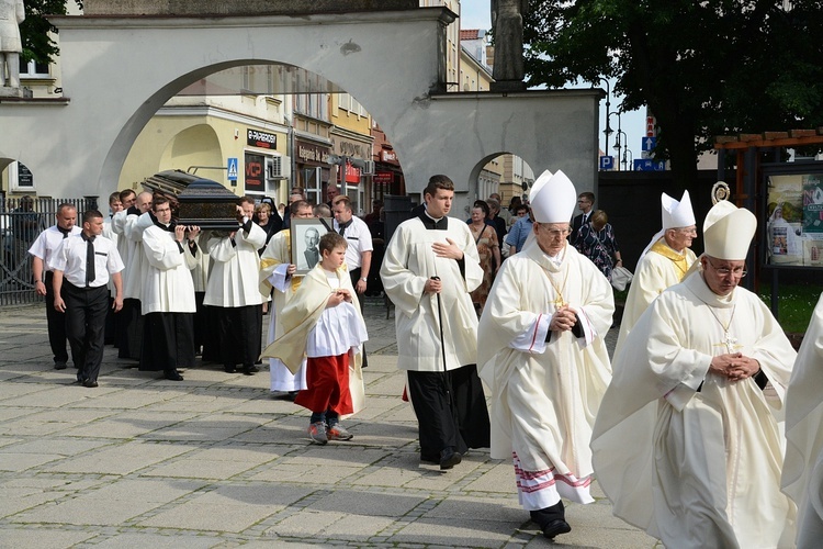 Opole. Przeniesienie do katedry ciała śp. biskupa Jana Bagińskiego