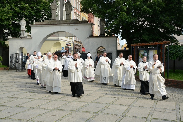 Opole. Przeniesienie do katedry ciała śp. biskupa Jana Bagińskiego