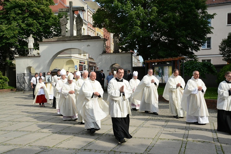 Opole. Przeniesienie do katedry ciała śp. biskupa Jana Bagińskiego