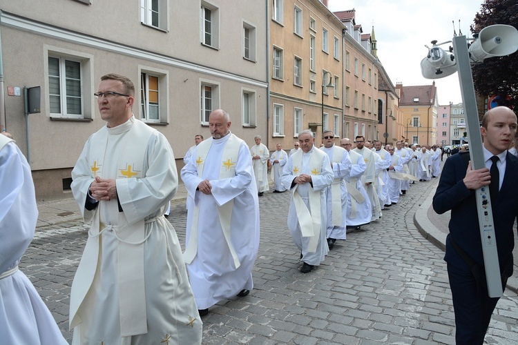 Opole. Przeniesienie do katedry ciała śp. biskupa Jana Bagińskiego