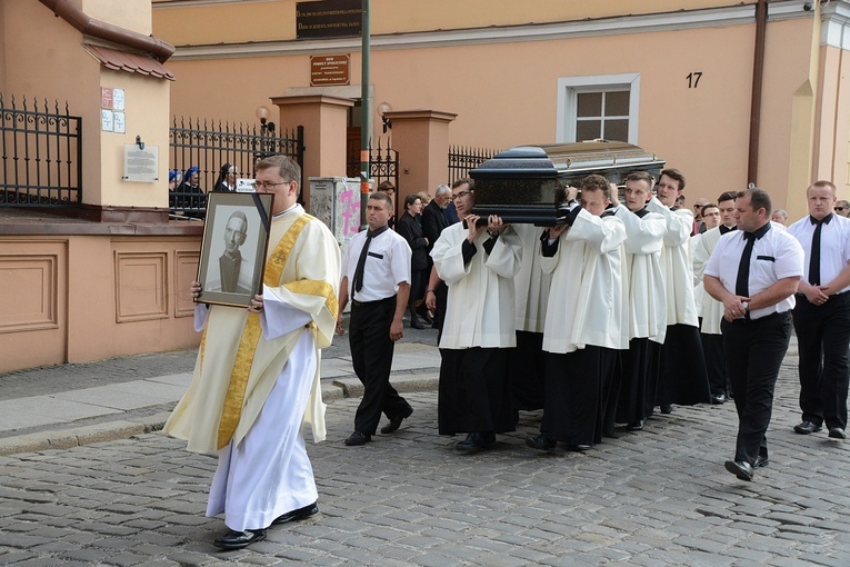 Opole. Przeniesienie do katedry ciała śp. biskupa Jana Bagińskiego