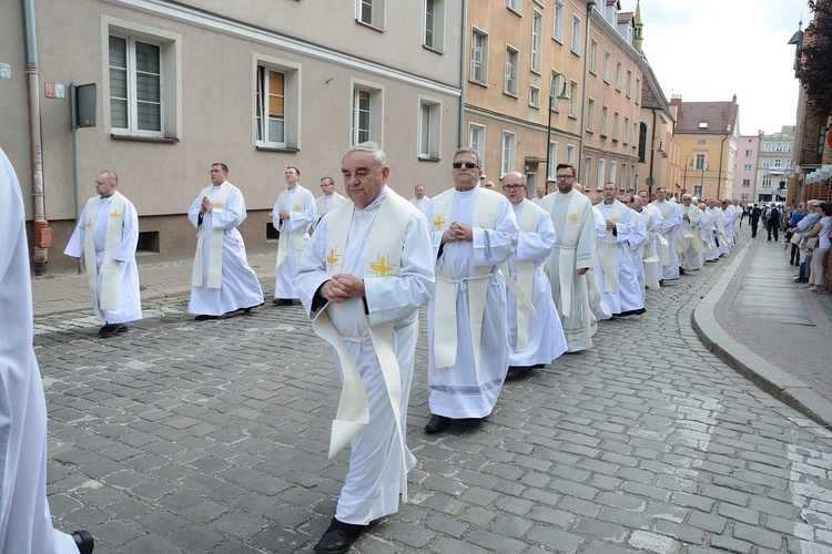 Opole. Przeniesienie do katedry ciała śp. biskupa Jana Bagińskiego