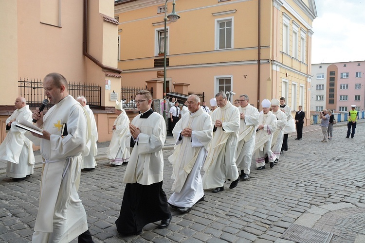 Opole. Przeniesienie do katedry ciała śp. biskupa Jana Bagińskiego