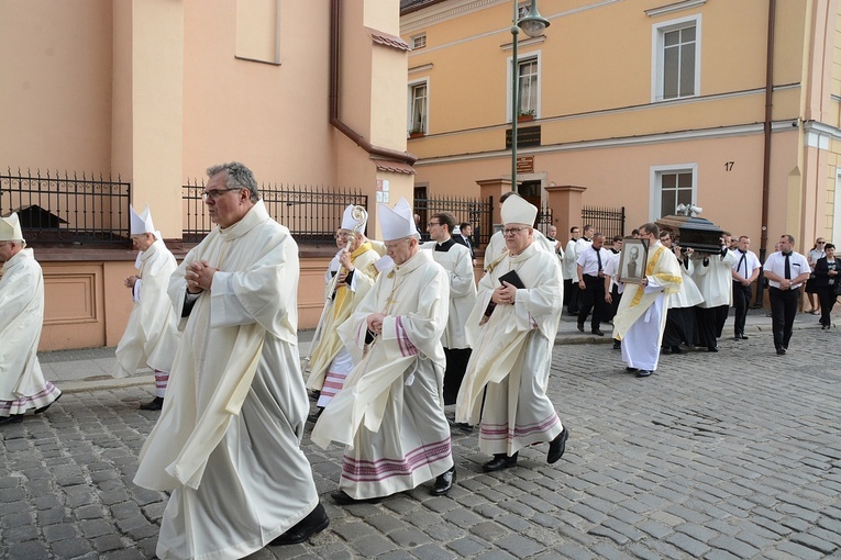 Opole. Przeniesienie do katedry ciała śp. biskupa Jana Bagińskiego