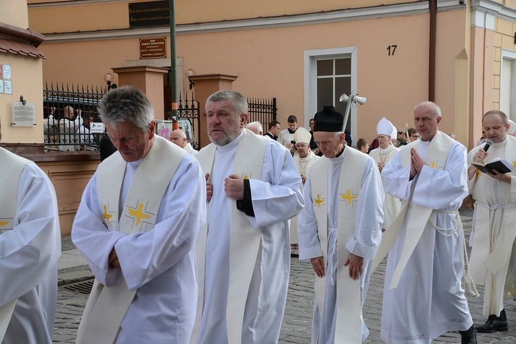 Opole. Przeniesienie do katedry ciała śp. biskupa Jana Bagińskiego