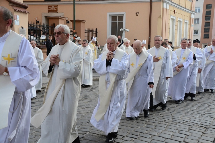 Opole. Przeniesienie do katedry ciała śp. biskupa Jana Bagińskiego