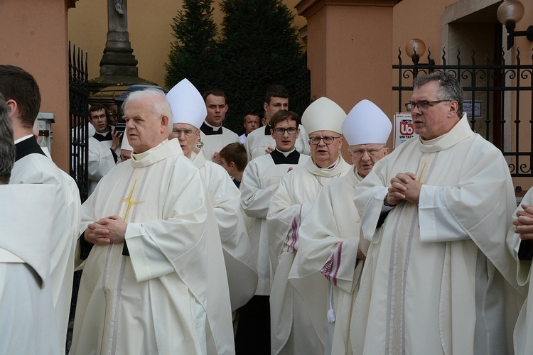 Opole. Przeniesienie do katedry ciała śp. biskupa Jana Bagińskiego