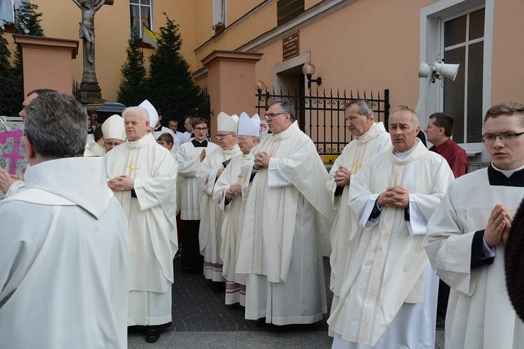 Opole. Przeniesienie do katedry ciała śp. biskupa Jana Bagińskiego