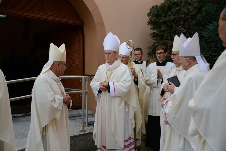 Opole. Przeniesienie do katedry ciała śp. biskupa Jana Bagińskiego