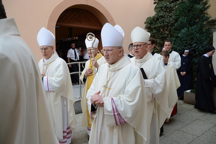 Opole. Przeniesienie do katedry ciała śp. biskupa Jana Bagińskiego